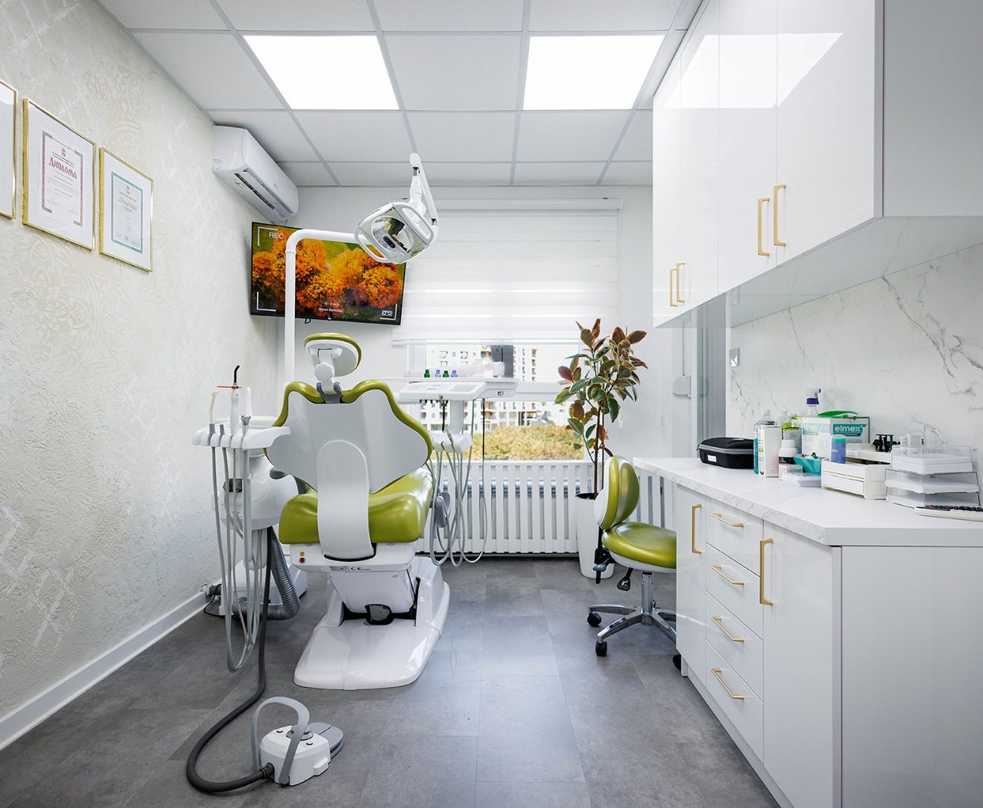 Stomatološka ordinacija Sano Dental & Aesthetic u Kragujevcu — stomatološka stolica i savremena oprema